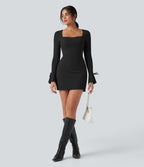 Robe courte col carré à lacets et manches à volants