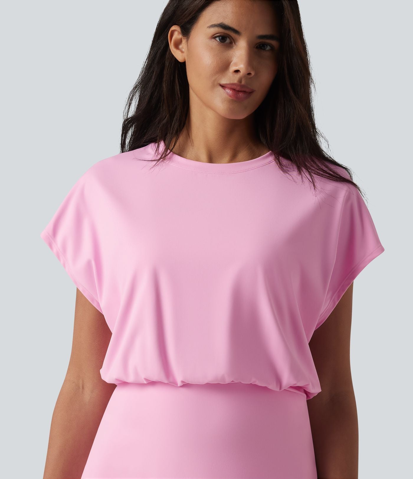Robe de sport mini de yoga SoftlyZero™ Airy 2-en-1 effet frais InstantCool col rond à manches courtes, demi-zip et poches, accès facile Easy Peasy