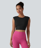 Haut de yoga court SoftlyZero™ léger à col rond et soutien-gorge intégré, sans manches et respirant.