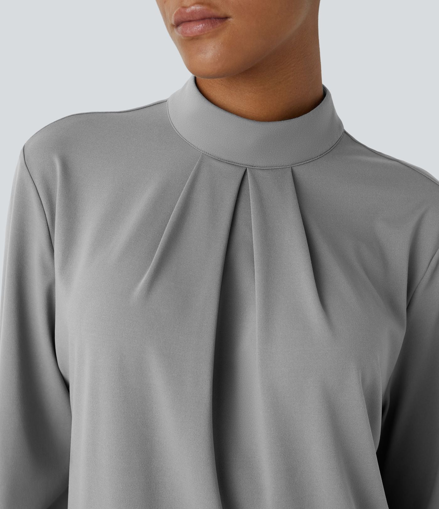 Blouse de travail à col montant, plis, boutons au dos et manches longues