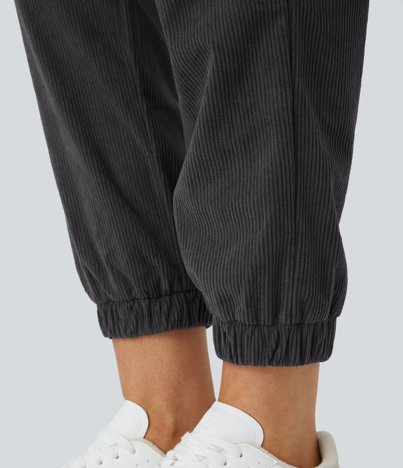 Pantalon décontracté en velours côtelé avec taille mi-haute, boutons et fermeture éclair