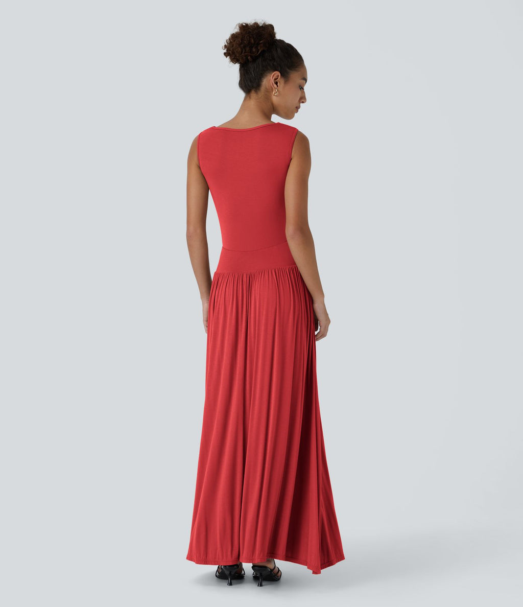 Robe longue à encolure bateau, bretelles asymétriques, côtés froncés et poches