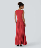 Robe longue à encolure bateau, bretelles asymétriques, côtés froncés et poches
