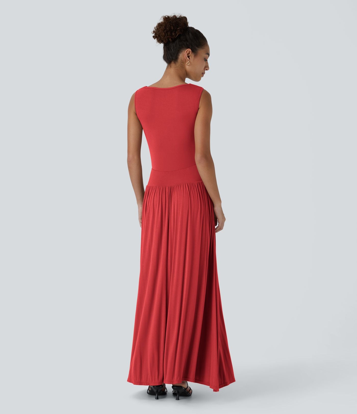 Robe longue à encolure bateau, bretelles asymétriques, côtés froncés et poches