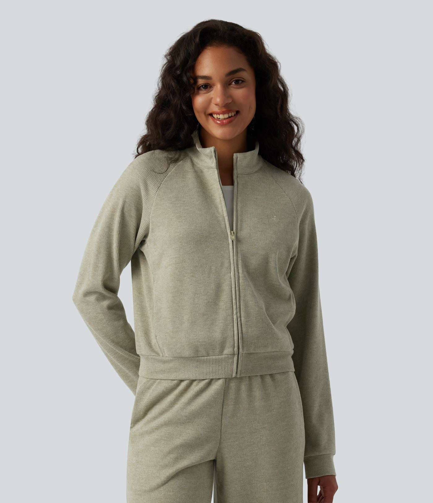 Veste casual côtelée à col montant, manches longues et fermeture zippée avec poches