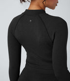 Veste de yoga courte ajustée Seamless Flow à col montant, manches longues et trous pour les pouces