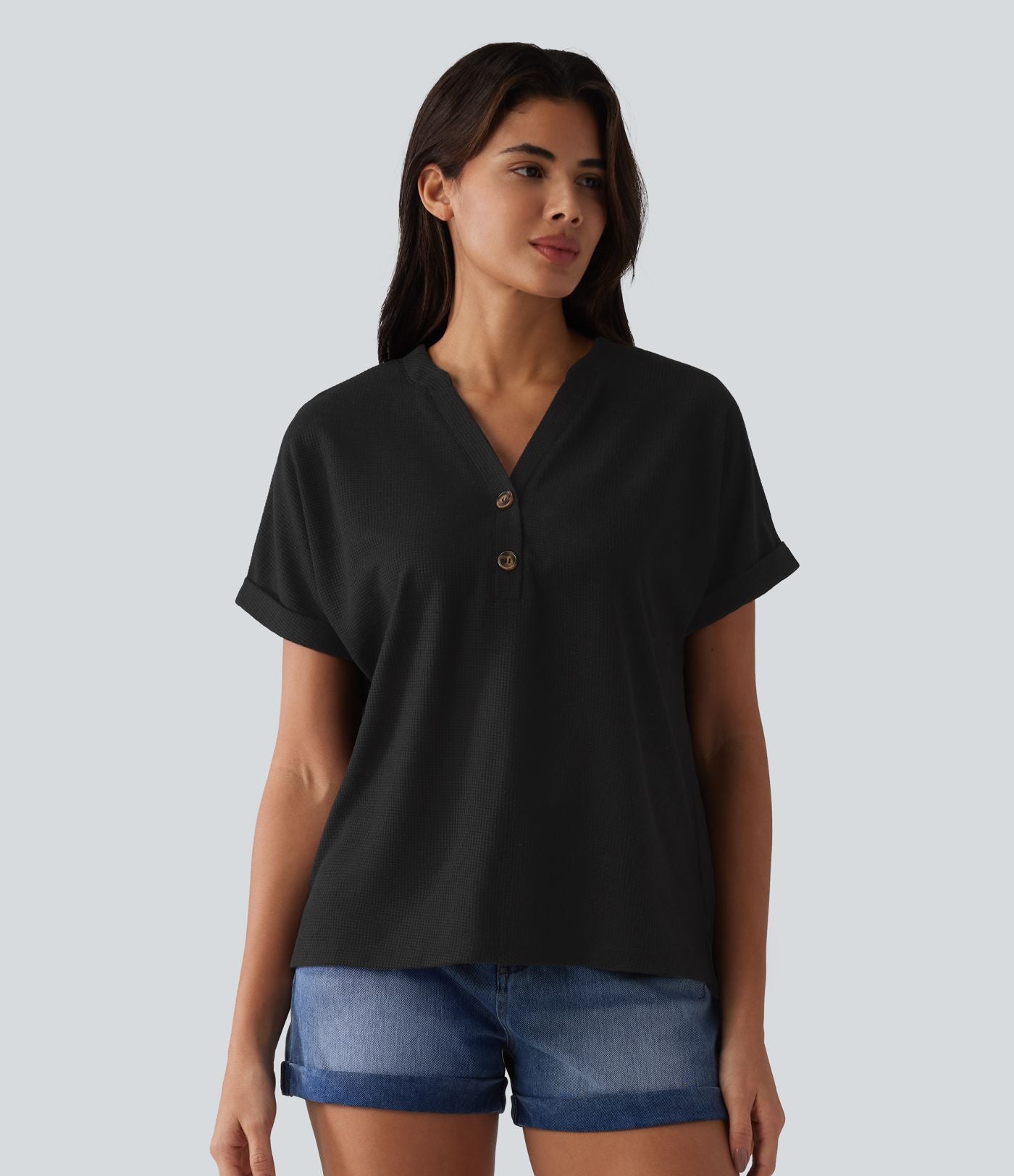 T-shirt casual en tissu gaufré col V à manches chauve-souris et boutons