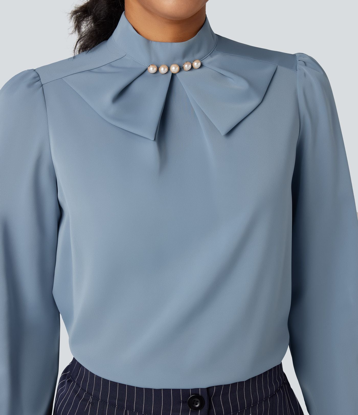 Chemise esprit bureau défroissage facile avec col lavallière, manches longues bouffantes et zip invisible au dos