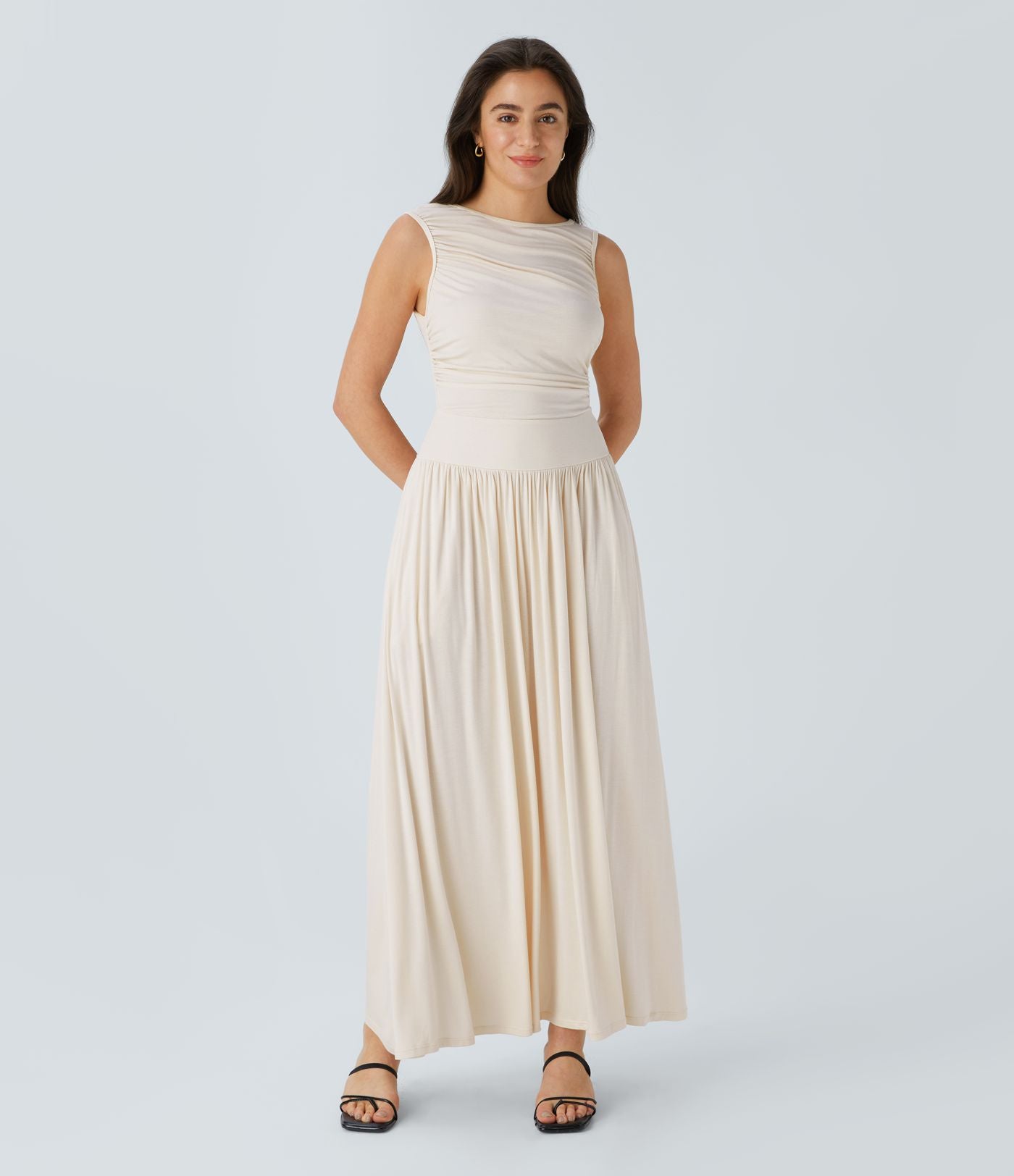 Robe longue à encolure bateau, bretelles asymétriques, côtés froncés et poches