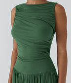 Robe longue à encolure bateau, bretelles asymétriques, côtés froncés et poches