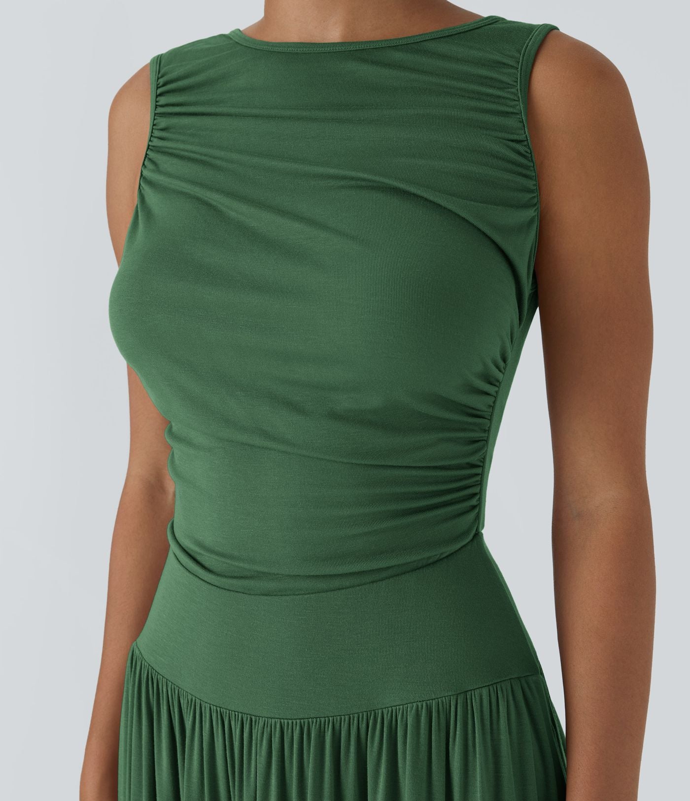 Robe longue à encolure bateau, bretelles asymétriques, côtés froncés et poches