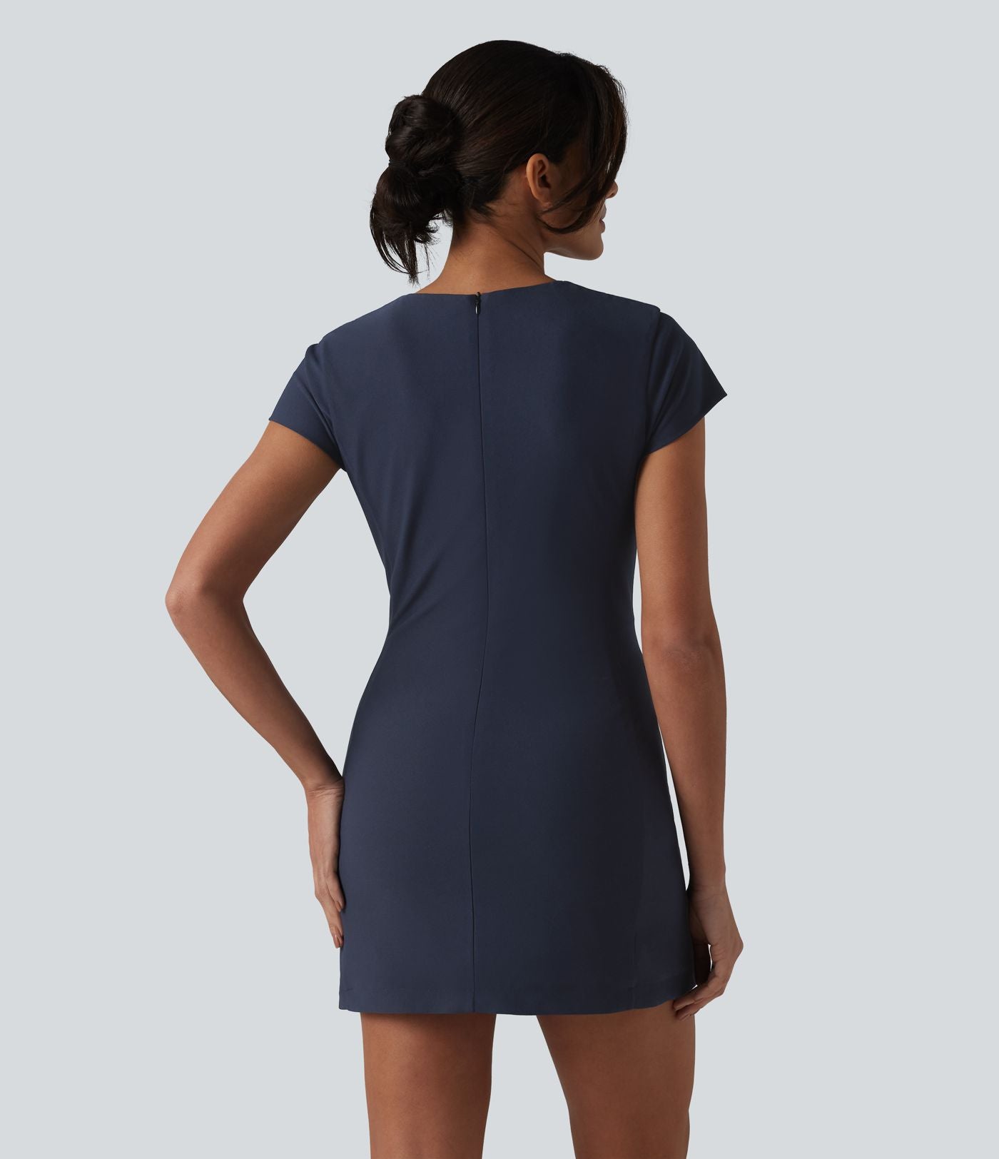Robe de bureau mini moulante col rond manches courtes avec fermeture éclair invisible et poches