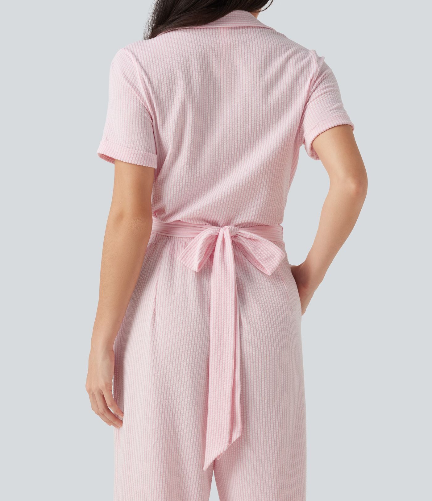 Combinaison-chemise accès facile Easy Peasy en coton froissé rayé à manches courtes, cache-cœur, lien au dos et poches