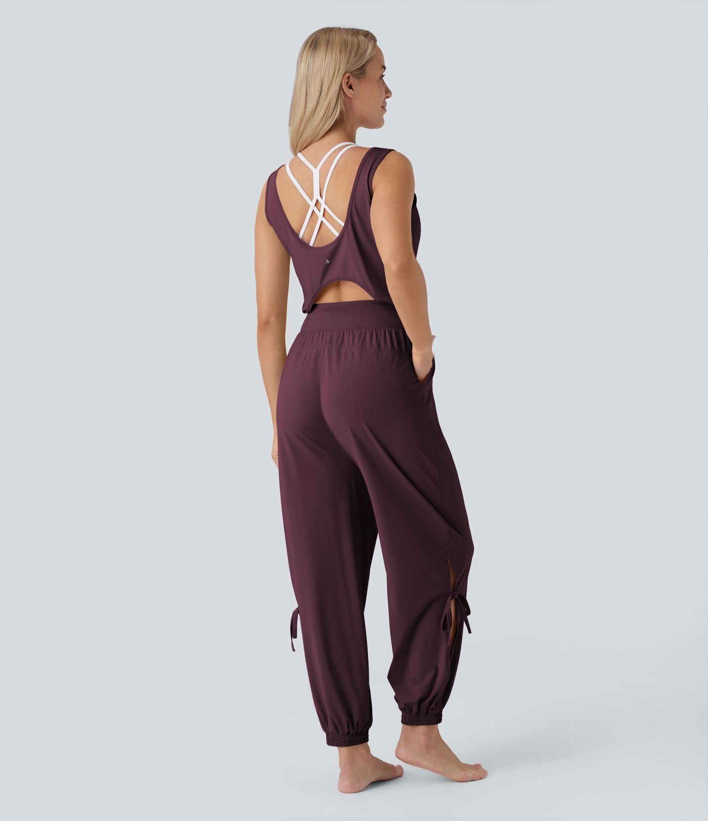 Combinaison de yoga col bateau sans manches dos nu avec découpes et poches latérales à cordon de serrage effet frais InstantCool, protection solaire UPF50+