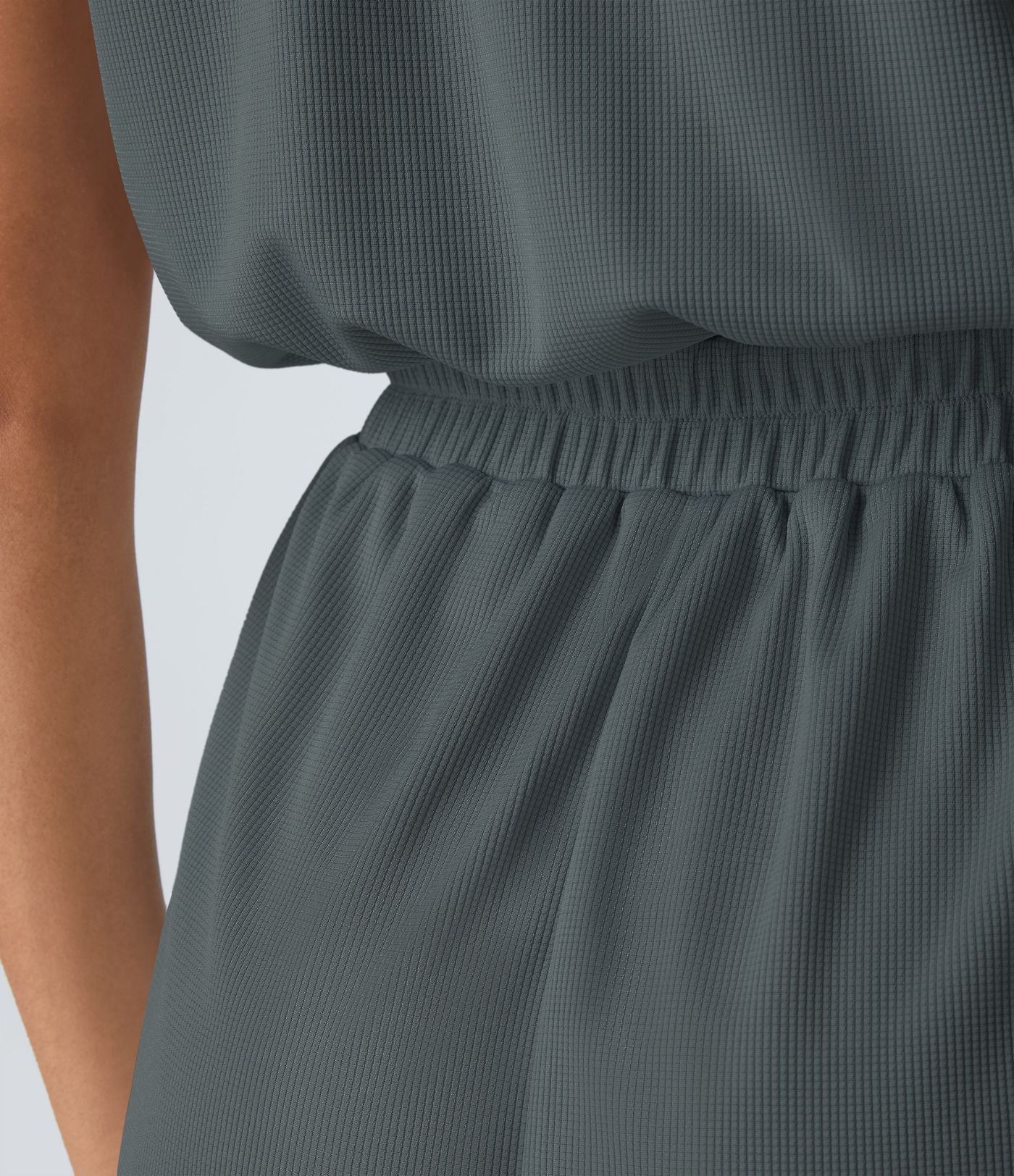 Combishort Fluide Col en V Plissée Manches Courtes Poche Latérale Gaufrée
