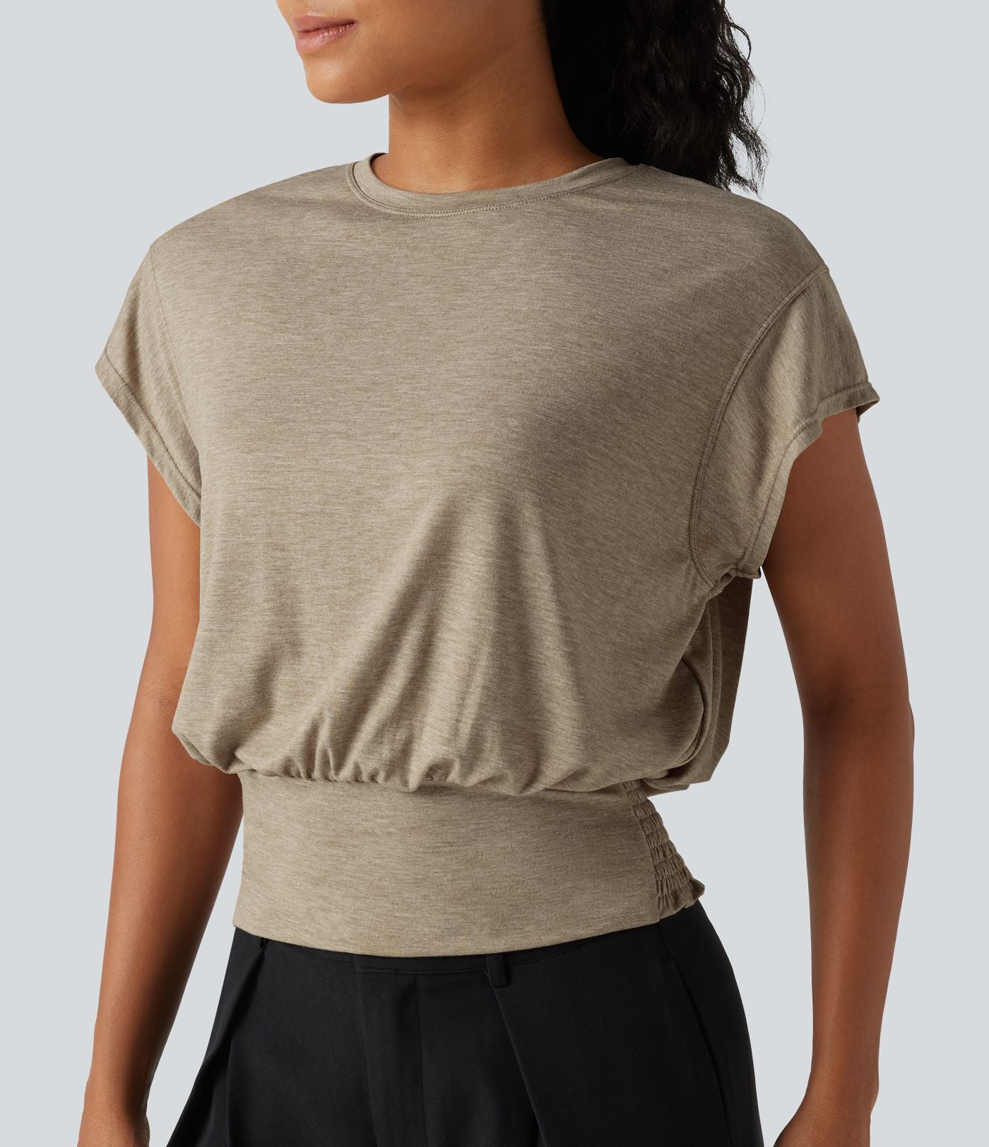 T-shirt froncé à encolure arrondie et manches courtes