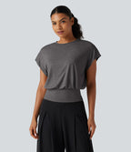 T-shirt froncé à encolure arrondie et manches courtes