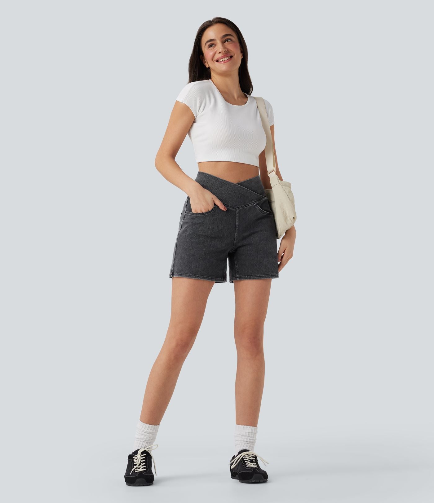Halara Flex™ Short décontracté évasé à jambe large en denim extensible délavé taille haute croisée avec poches multiples