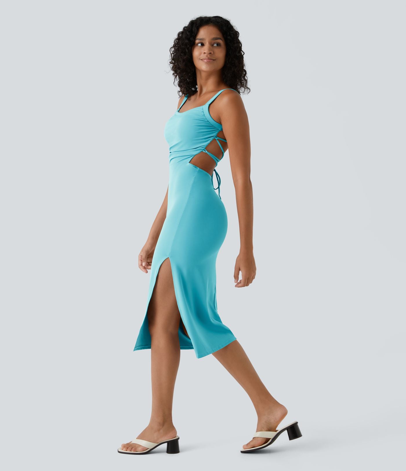 Robe midi laquée fendue, brassière intégrée, dos nu croisé