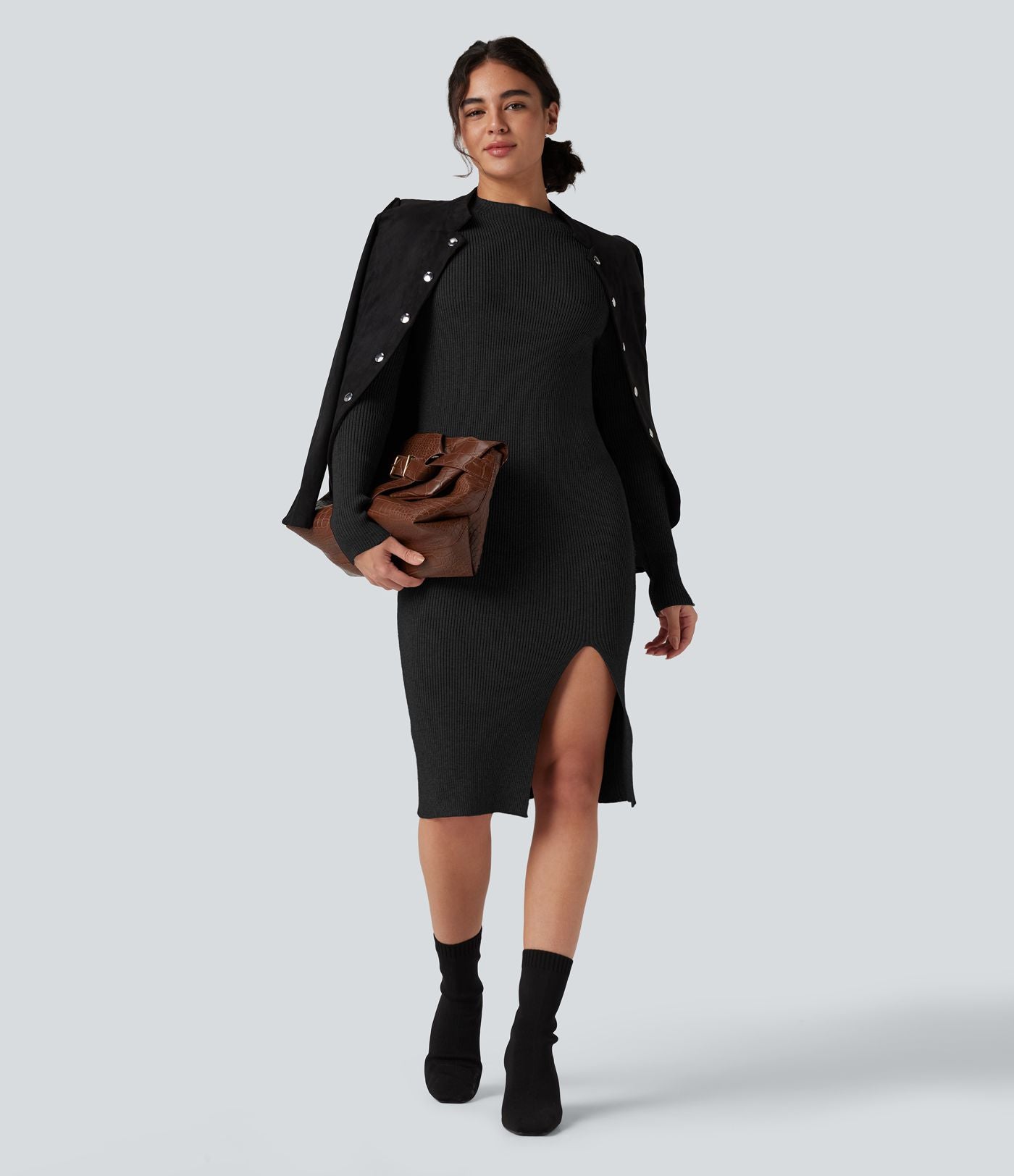 Robe pull mi-longue moulante fendue col montant manches longues