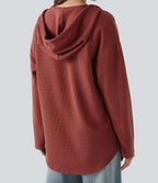Sweat-shirt à capuche gaufré cordon de serrage manches longues ourlet arrondi avec poche