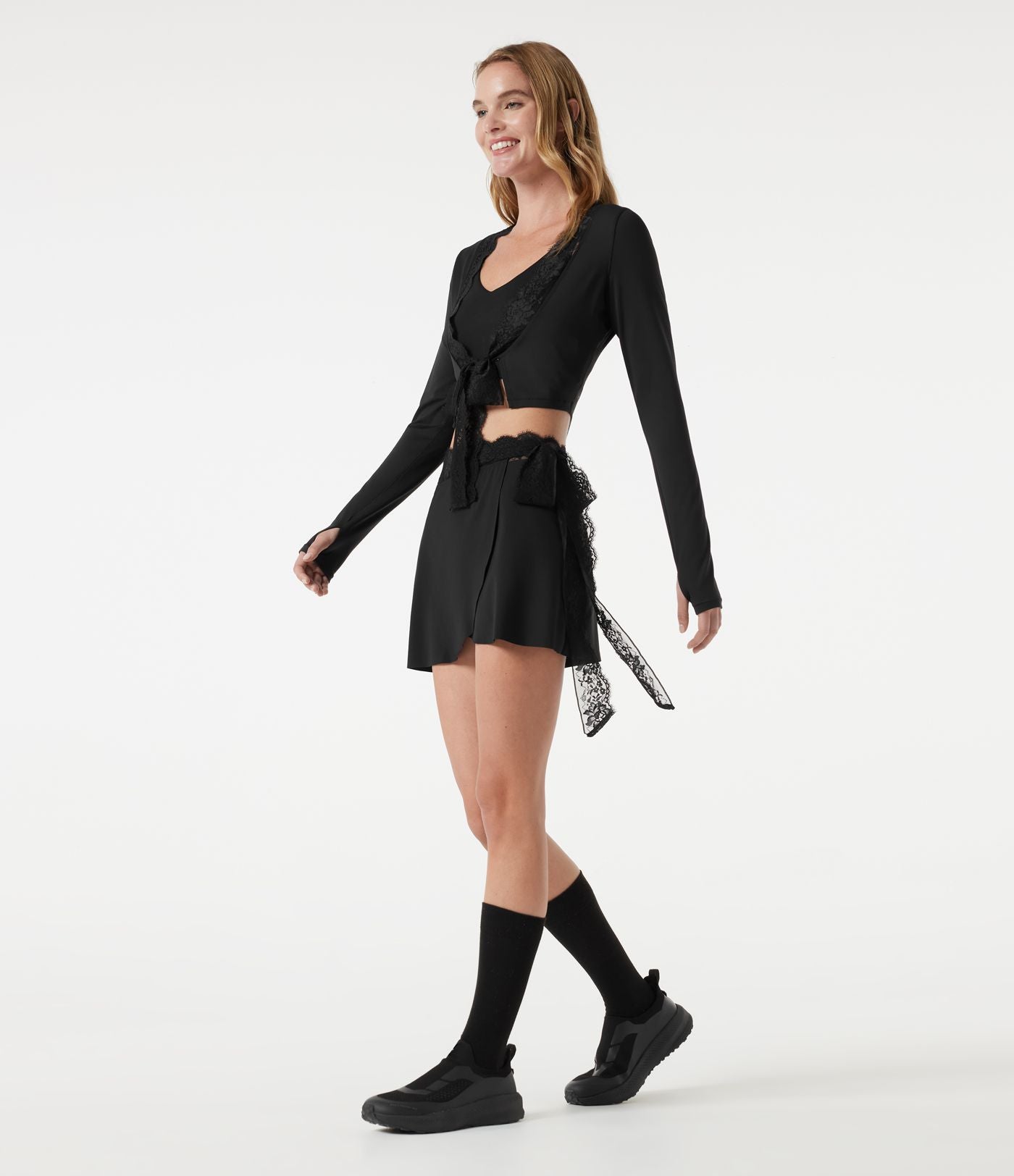 Jupe mini de sport SoftlyZero™ Plush, taille moyenne, maille contrastée, nouée sur le côté, drapée