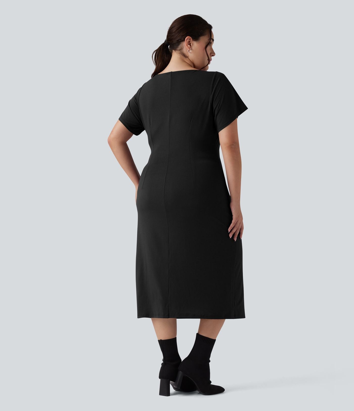 Robe midi grande taille moulante froncée à manches courtes avec fente pour le travail