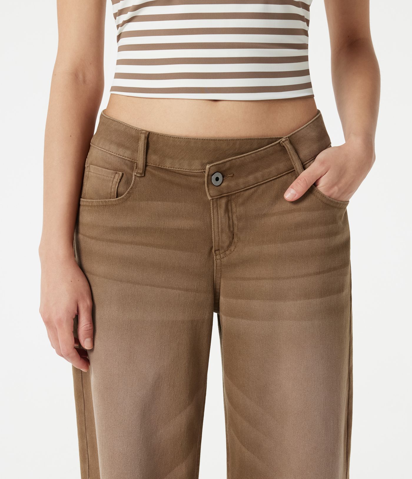 Jean large Halara Flex™ taille basse asymétrique à délavage coloré avec poches