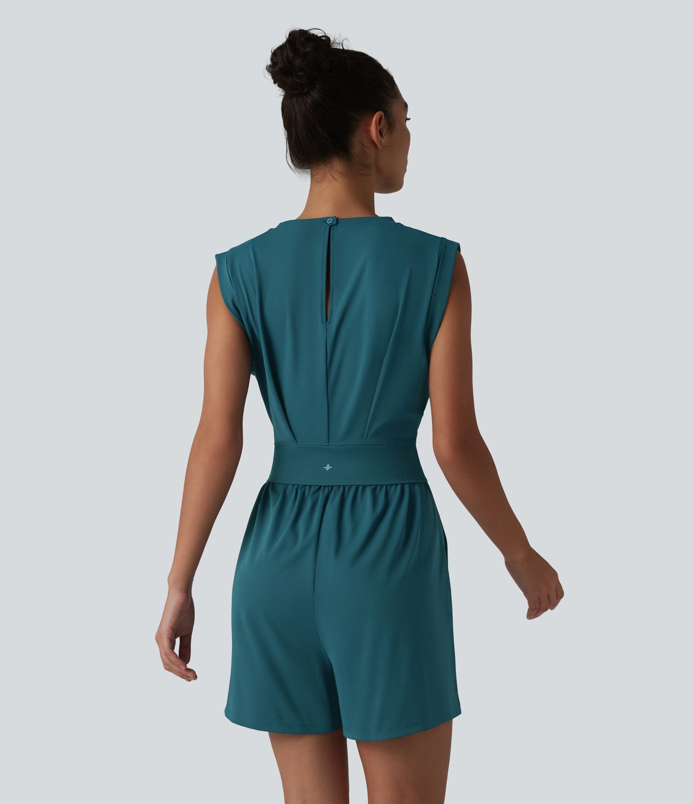 SoftlyZero™ QuickDry Combinaison-short yoga col rond sans manches avec découpe dos et poches — Easy Peasy