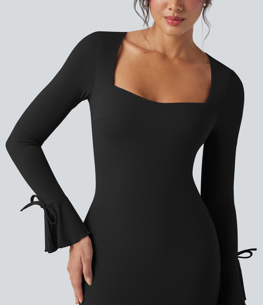 Robe courte col carré à lacets et manches à volants