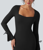 Robe courte col carré à lacets et manches à volants