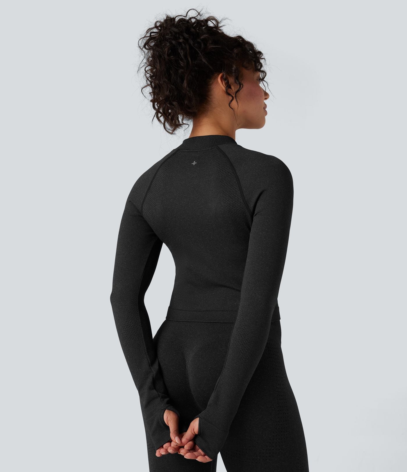Veste de yoga courte ajustée Seamless Flow à col montant, manches longues et trous pour les pouces