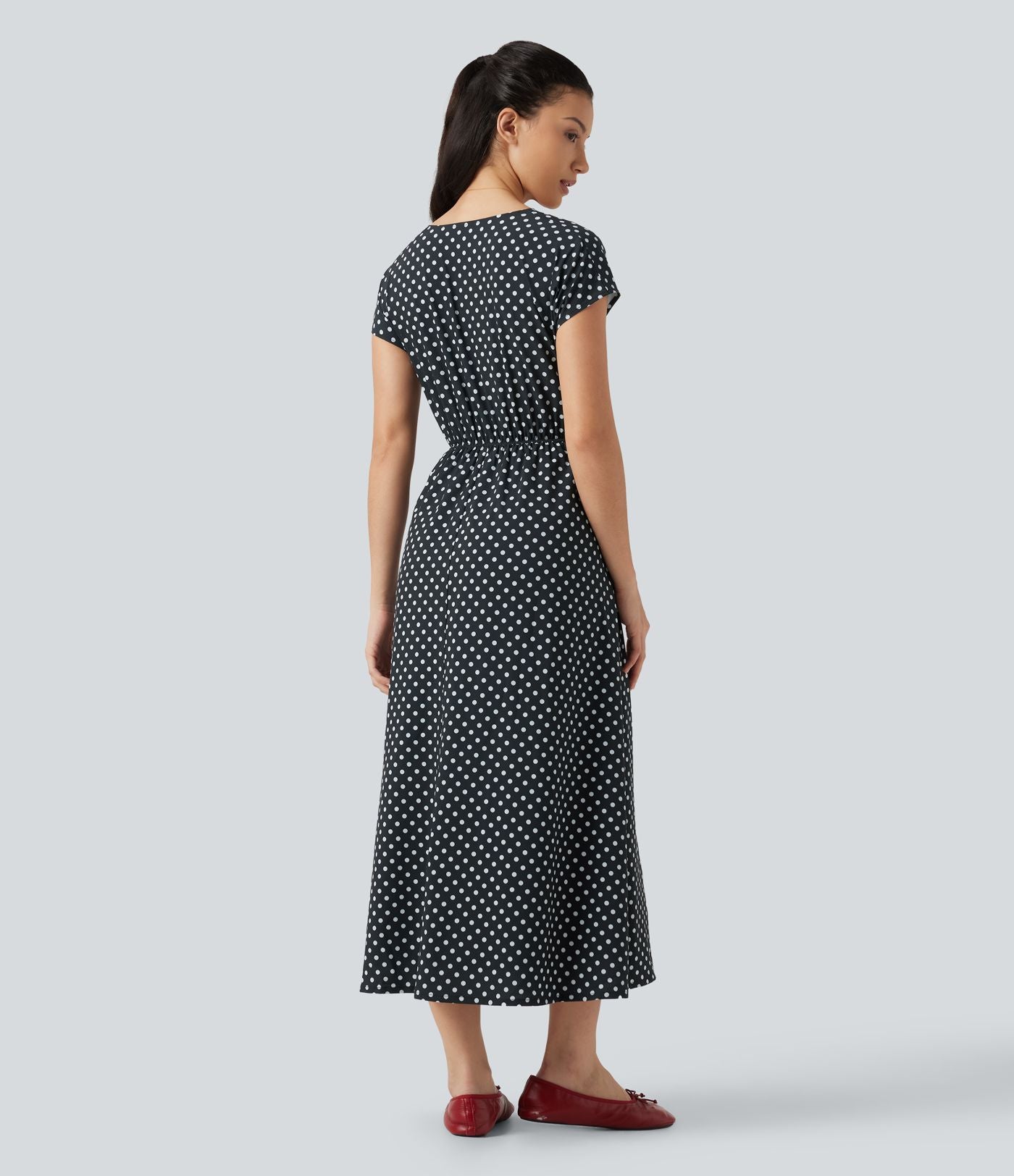 Robe midi à pois col V avec manches courtes, lien côté et poches