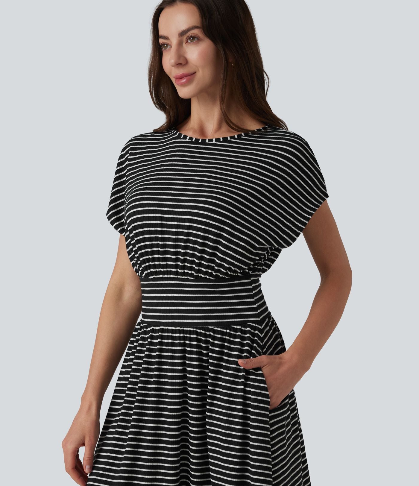 Robe courte fluide col rond manches courtes à rayures avec brassière intégrée et poches