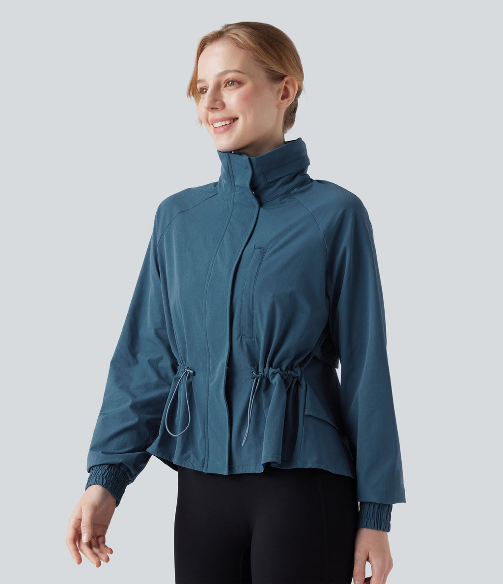Veste cape d'entraînement à capuche amovible avec cordon de serrage, mesh contrastant et ourlet à volants avec poche