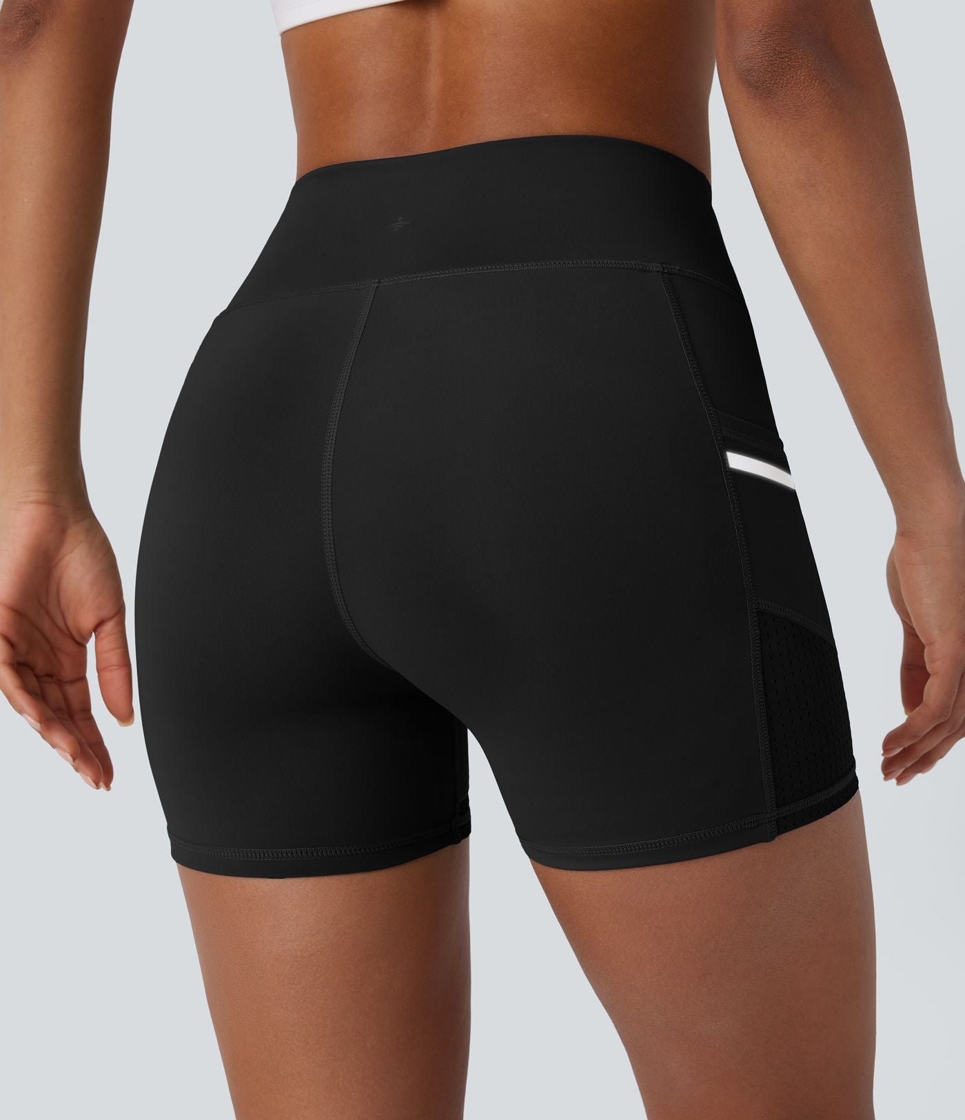 Short de sport SoftlyZero™ Airy taille haute 10 cm avec bandes réfléchissantes contrastées, empiècements ajourés et poches latérales à effet frais InstantCool