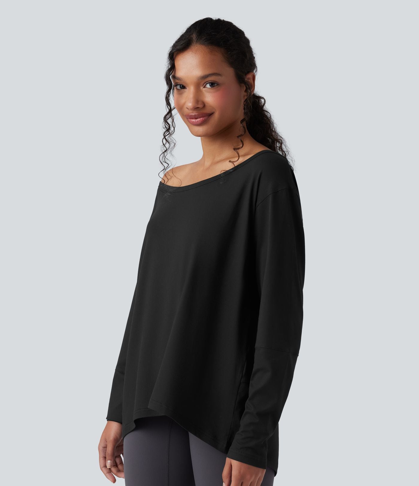 Haut de yoga ample asymétrique à manche longue