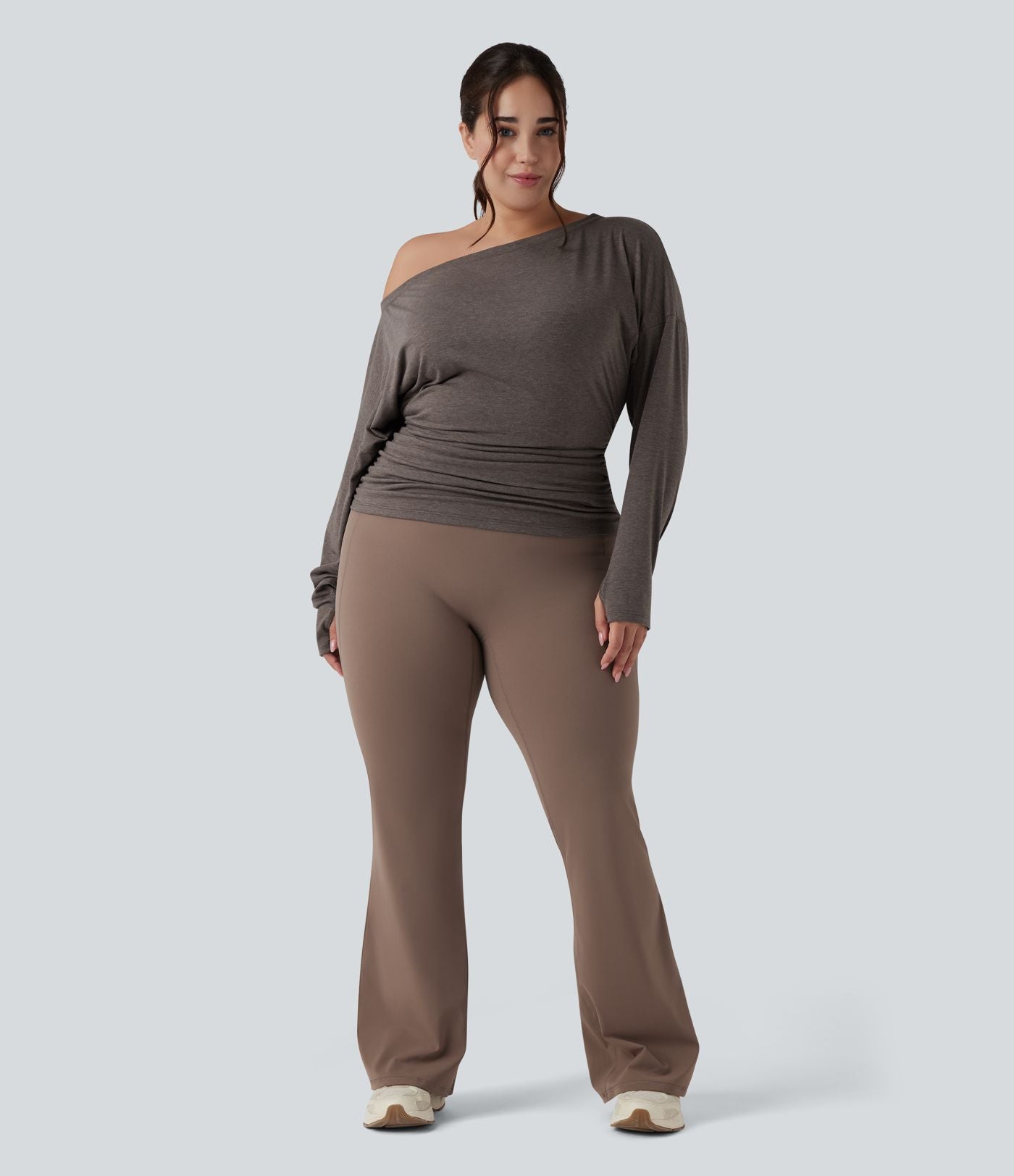 Haut de yoga grande taille asymétrique à manche longue, trou pour le pouce et fronces