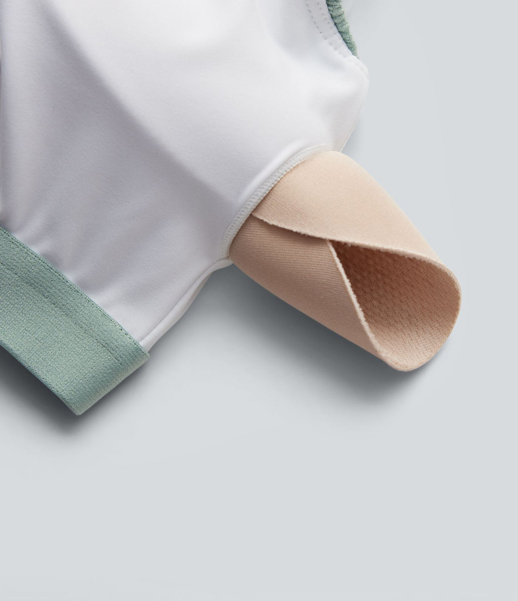 Robe mini sans manches à encolure arrondie avec ourlet à volants, coussinets amovibles et bonnets E à G