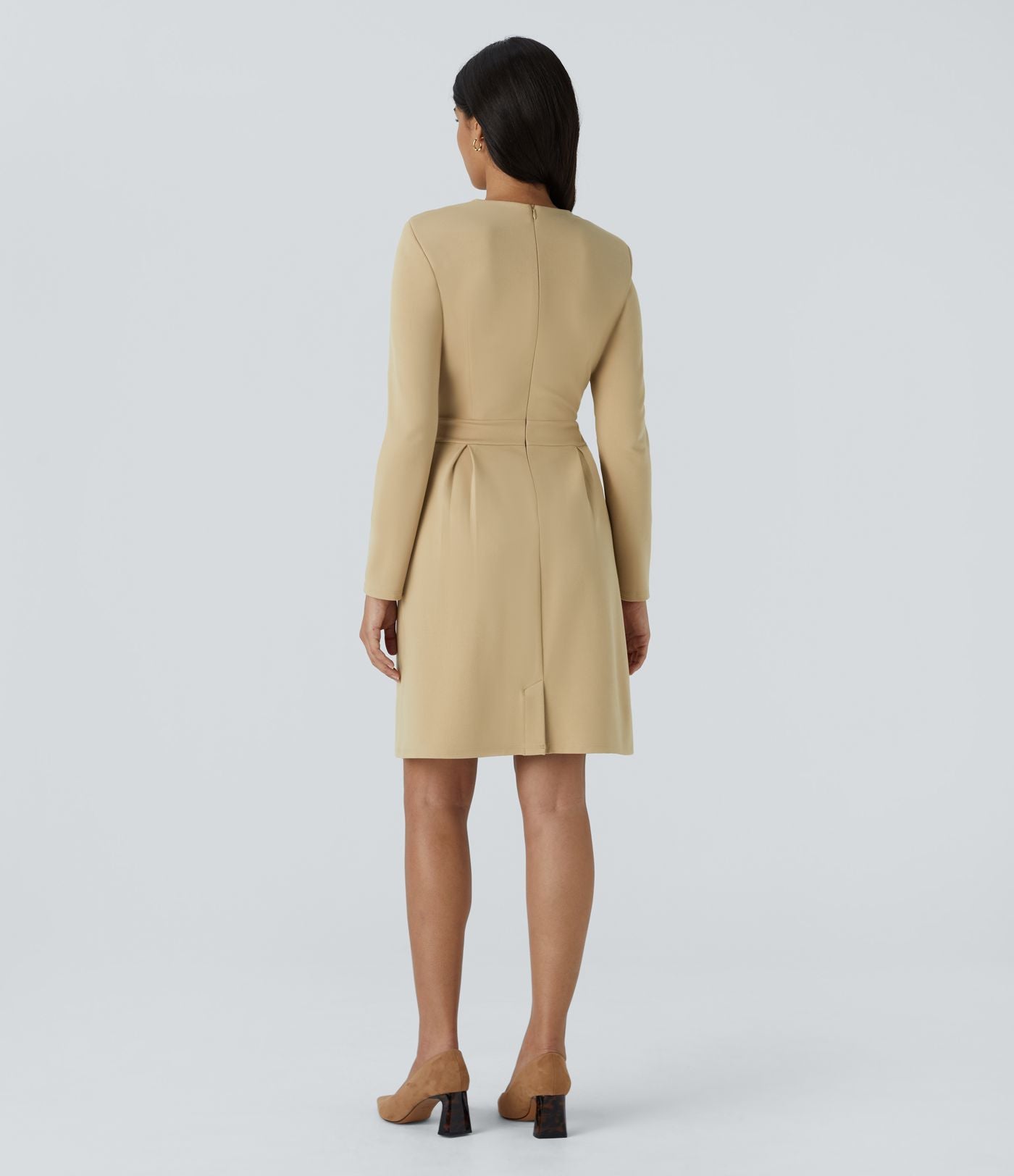 Robe de travail mini ajustée col rond à épaulettes à manches longues et ourlet