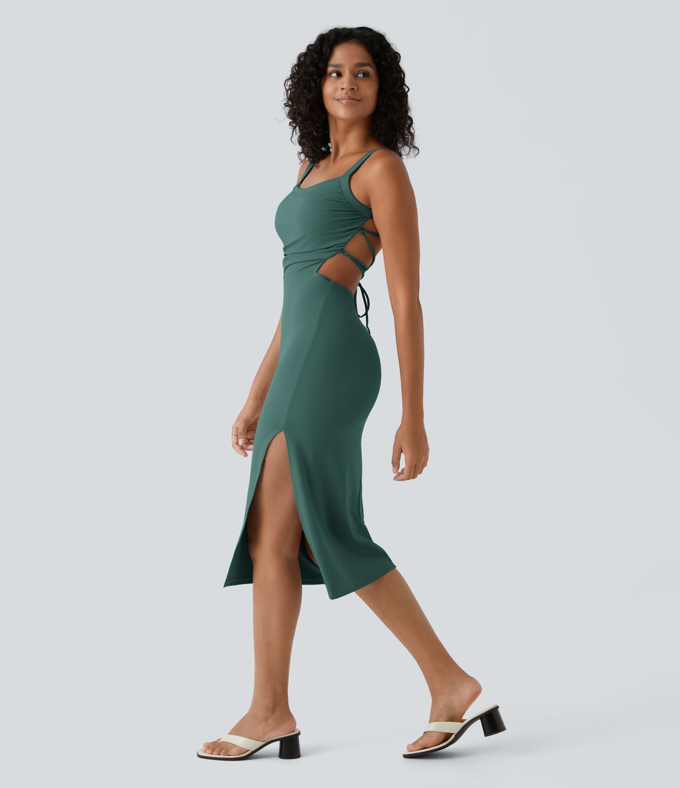 Robe midi laquée fendue, brassière intégrée, dos nu croisé