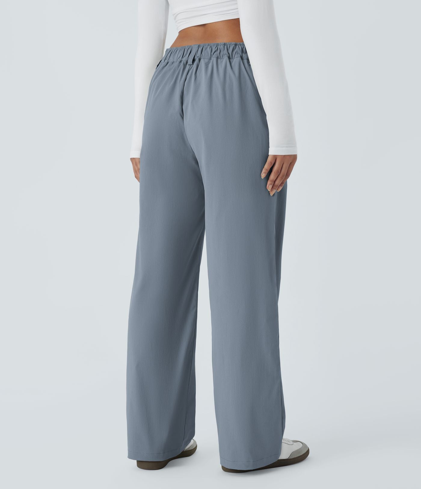 Pantalon décontracté droit taille moyenne à bouton, fermeture éclair et poches latérales