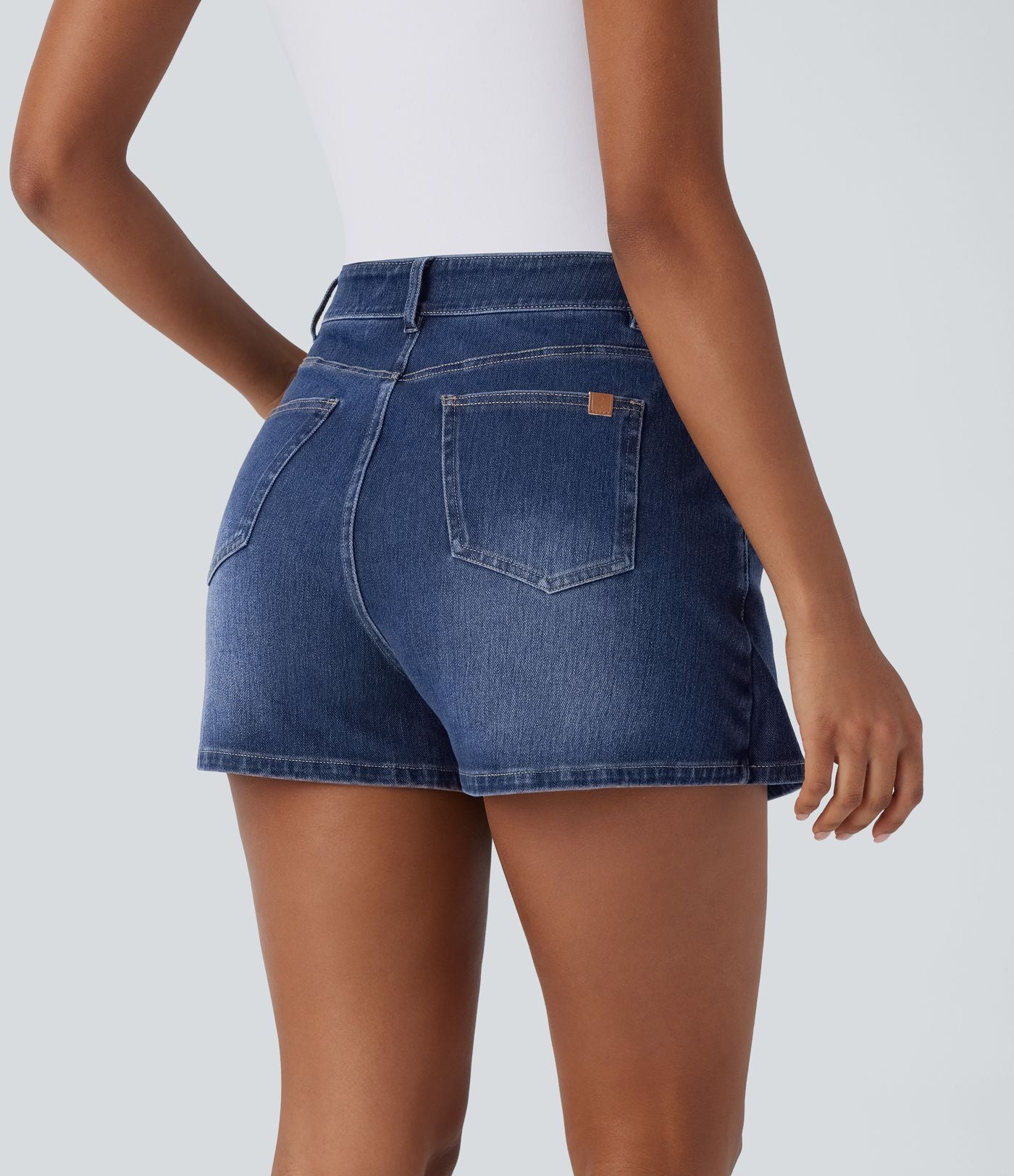 Halara Flex™ Short décontracté en jean extensible effet délavé à taille haute avec poches multiples et détail enveloppant