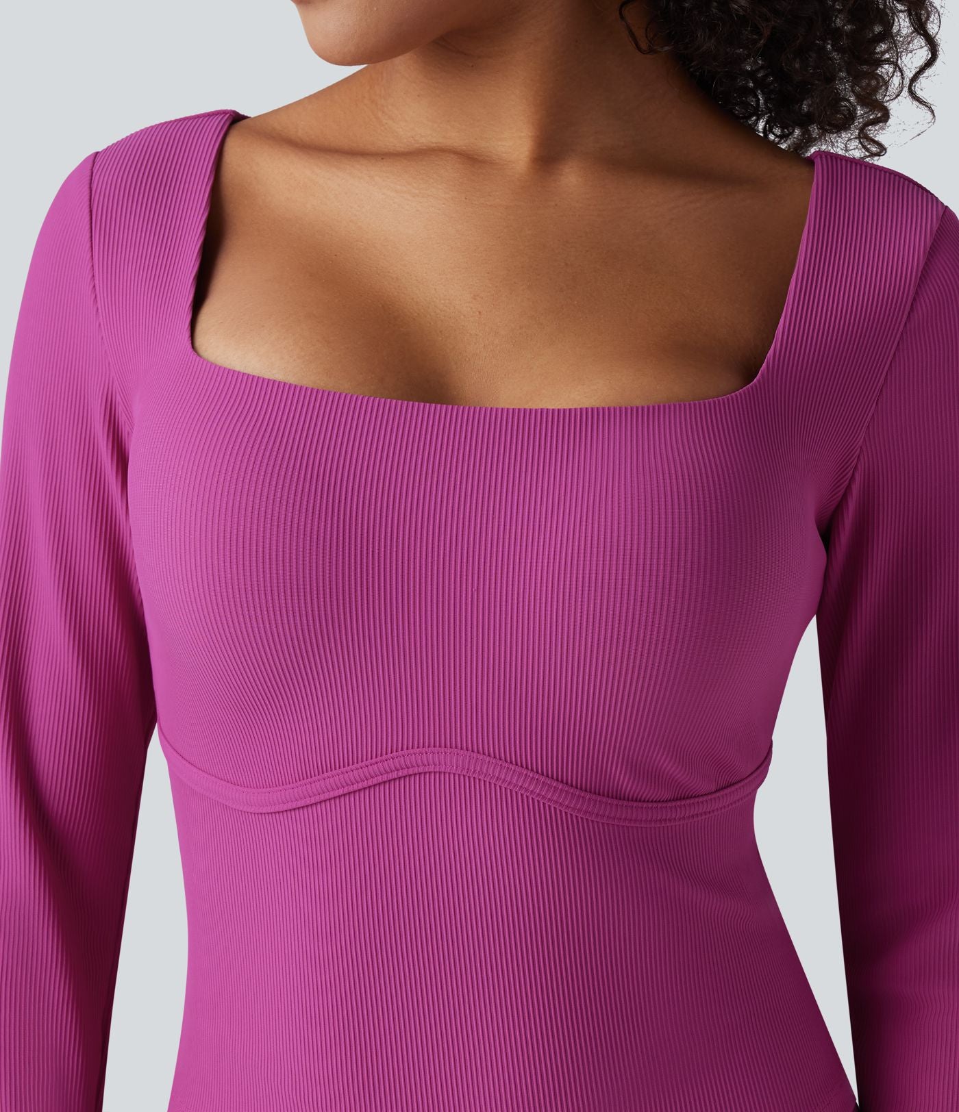 Haut de yoga côtelé push-up à col carré, manches longues et trous pour les pouces - Bonnets E-G
