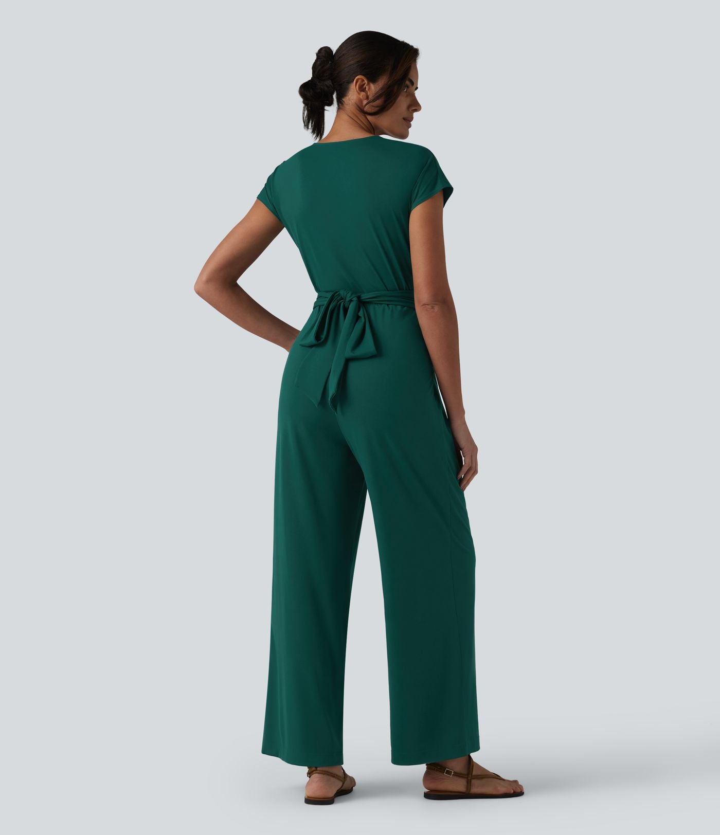 Combinaison tailleur plissée croisée col V à manches courtes avec lien noué et poches — Easy Peasy
