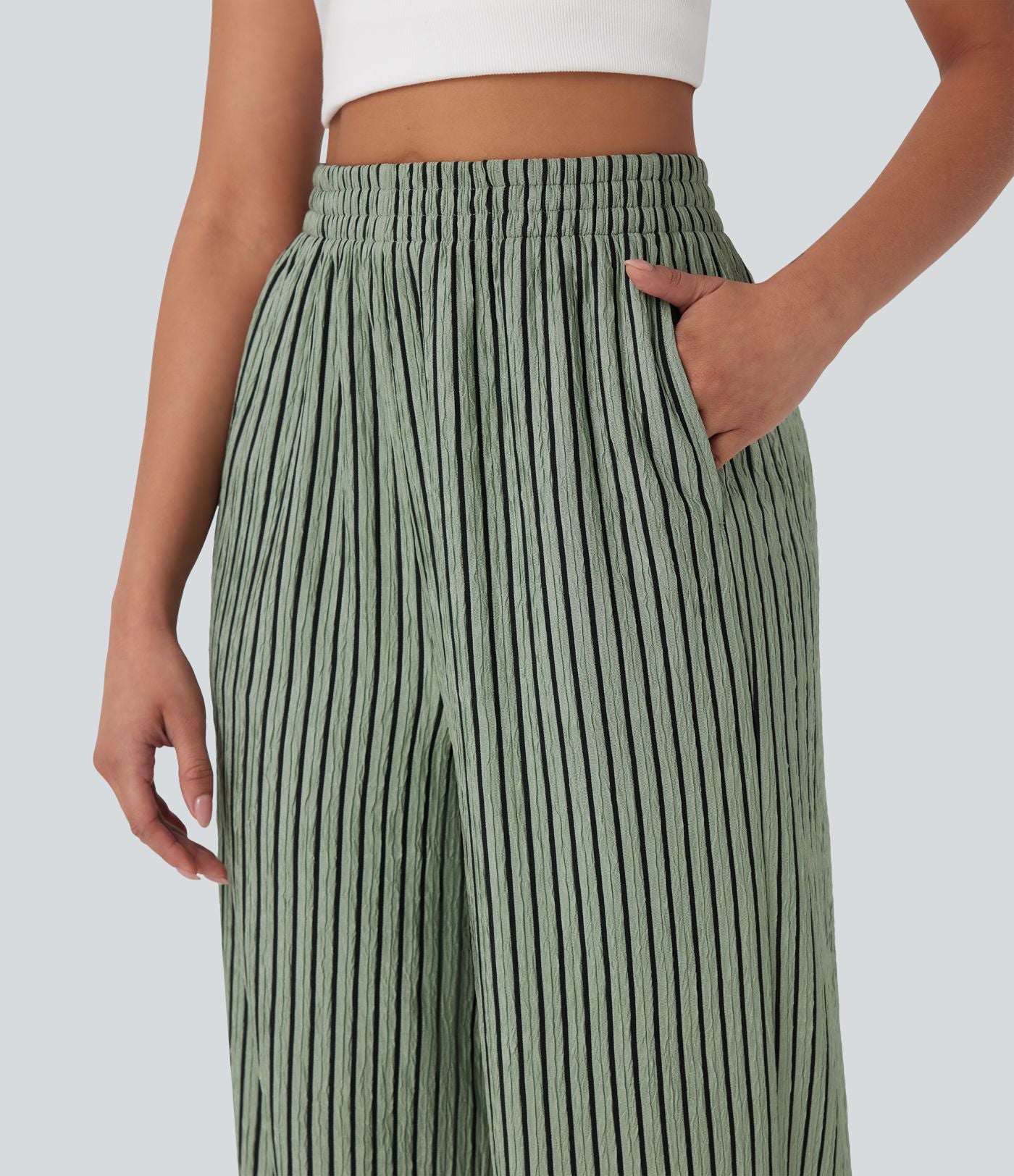 Pantalon tailleur décontracté à taille haute, jambes droites, texture froissée et poches latérales