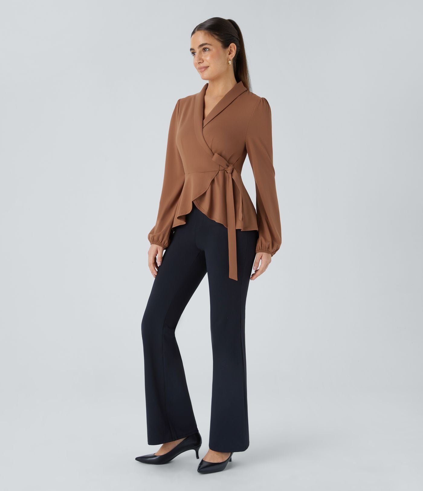 Blouse de travail à col châle, effet cache-cœur, lien sur le côté et ourlet à volants