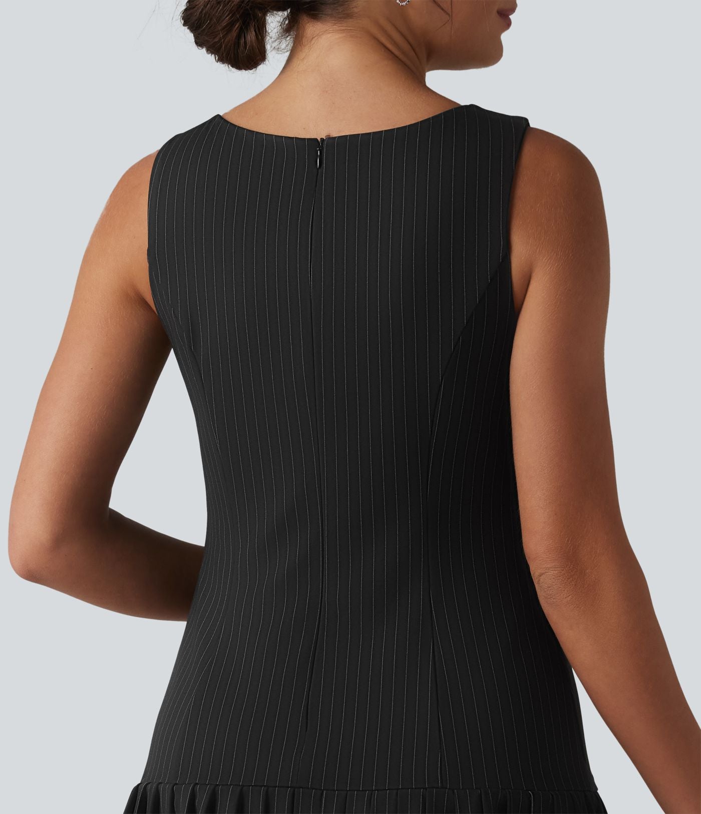 Robe mini habillée col bateau sans manches à rayures et détails plissés