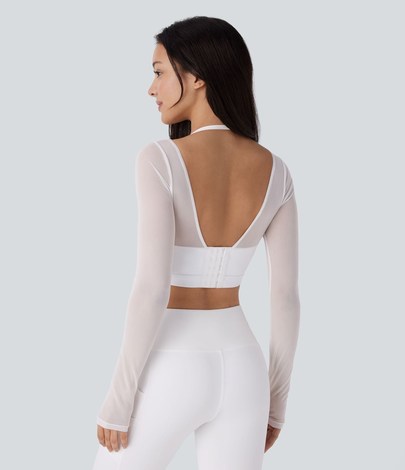 Haut de sport yoga crop top 2-en-1 avec col licou, dos nu, manches longues, passe-pouces et mesh contrastant