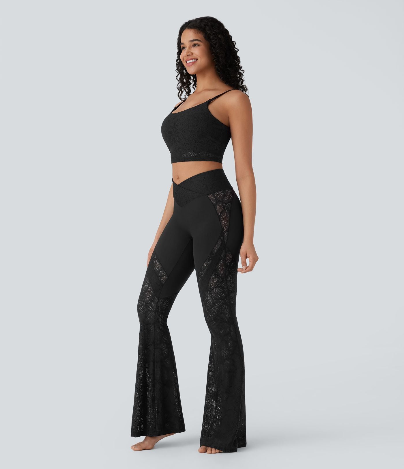 Pantalon de yoga évasé à taille haute croisée, poche arrière et dentelle